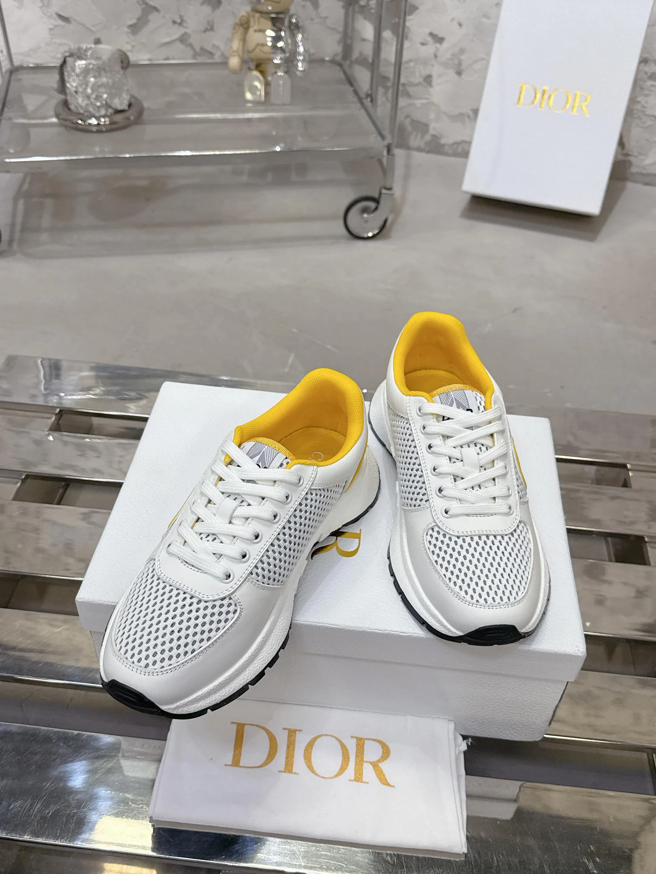 Factory price 680💰 Top version! ! ! Dior Dior's latest Run'n'Dior series, couple's thick-soled casual sneakers, originally purchased, developed and manufactured. This Run'n'Dior reinterprets sports style with an elegant and fashionable shape. The upper is crafted from white mesh fabric and features the Christian Dior Paris signature on the laces and heel. The exquisite two-color sole is light and soft, which can add a high-end temperament to all kinds of casual looks. Exquisite packaging at the delivery counter 🛍📦 ▪️Fabric: Original customized imported first-layer cowhide ▪️Inner lining: Imported original lining ▪️Sole: Original molded non-slip TPU material ▪️Size: Women's 35-41 / Men's 39-46 (Female 40 41 / Men's 38.45.46 customized)